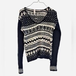 Aeropostale Women's Black and White V-Neck Knit Sweater